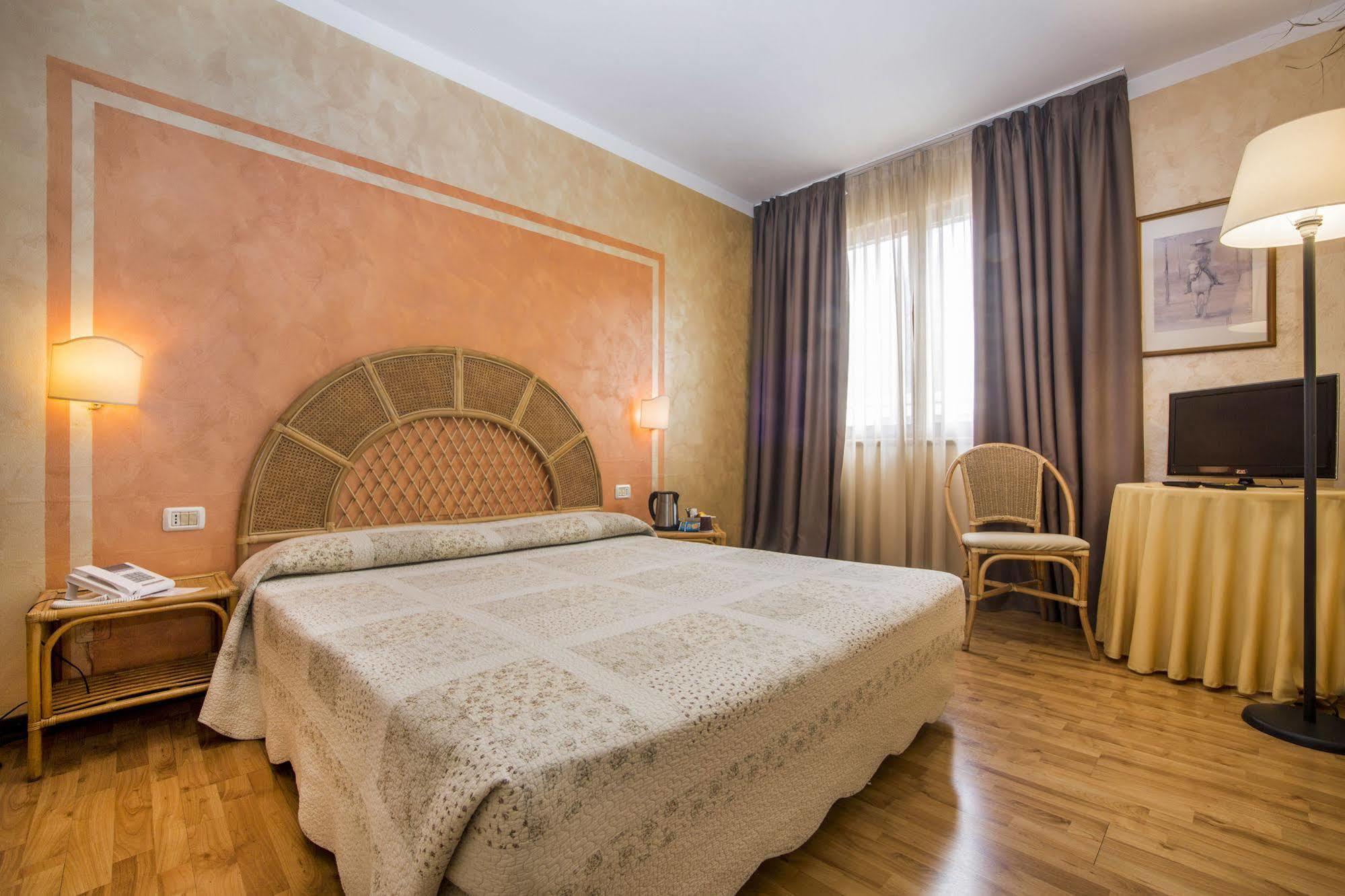Hotel Le Pageot Aosta Exterior photo