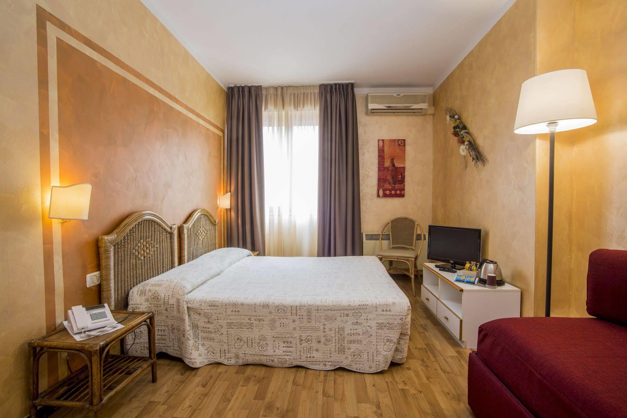 Hotel Le Pageot Aosta Exterior photo